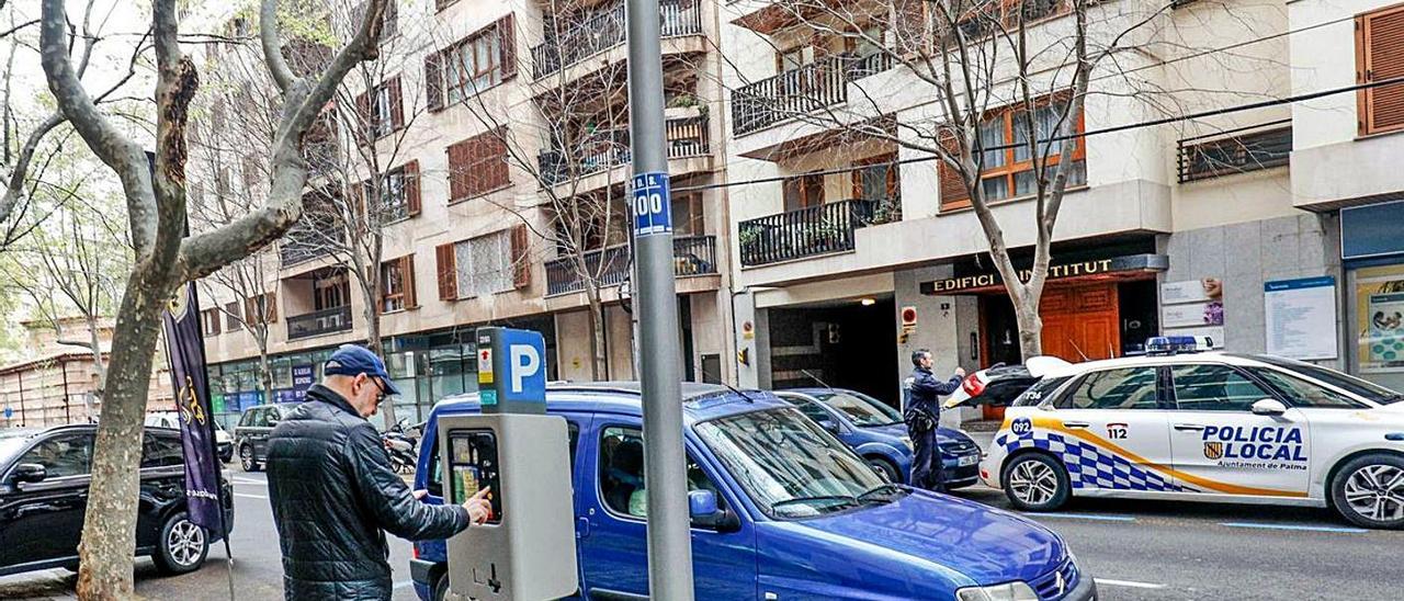 Un ciudadano obtiene un tique de la ORA para estacionar su coche en la calle Jesús.