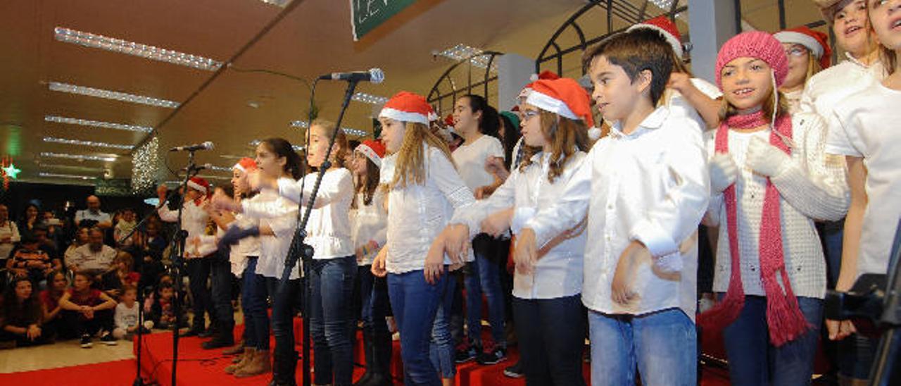 Los niños del colegio Heidelberg actúan en el certamen de villancicos de El Corte Inglés, ayer.