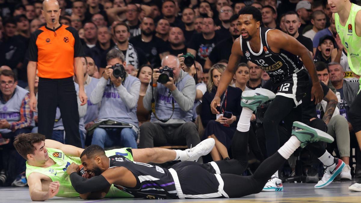 Juan Núñez pelea con Brandon Davies por un balón.