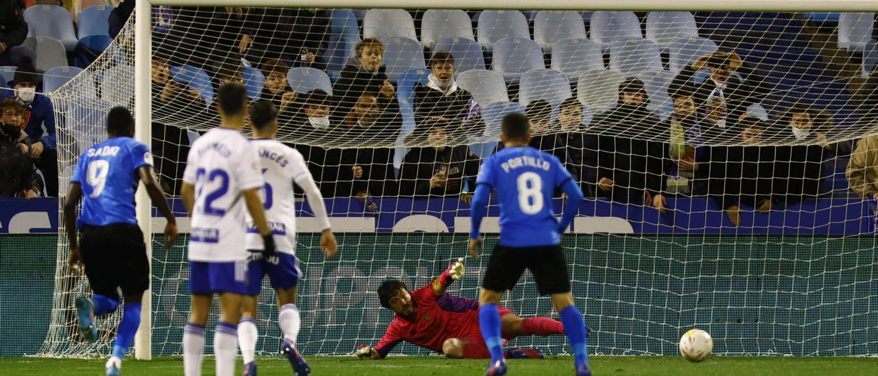 Cristian Álvarez rechaza el penalti lanzado por Dyego Sousa (Almería).