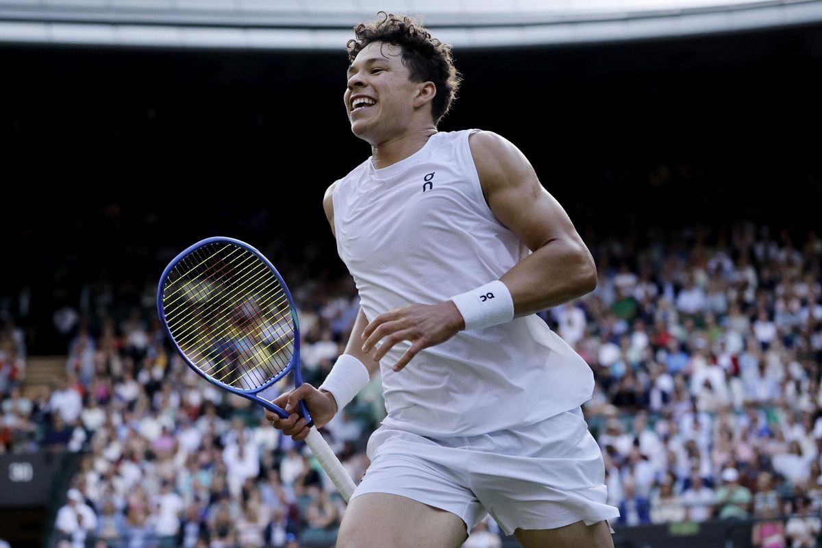 Wimbledon (United Kingdom), 07/07/2025.- Ben Shelton of the US celebrates winning his Men's Singles Round of 16 match against Lorenzo Sonego of Italy at the Wimbledon Championships, Wimbledon, Britain, 07 July 2025. (Tenis, Italia, Reino Unido) EFE/EPA/TOLGA AKMEN EDITORIAL USE ONLY