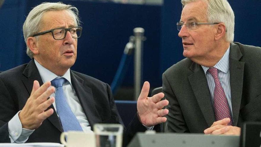 Juncker conversa con el negociador de la UE para el &quot;Brexit&quot;, Michel Barnier, a la derecha.