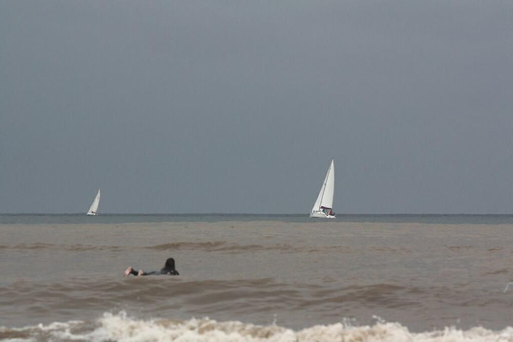 Surfistas denuncian malos olores en la playa de San Lorenzo