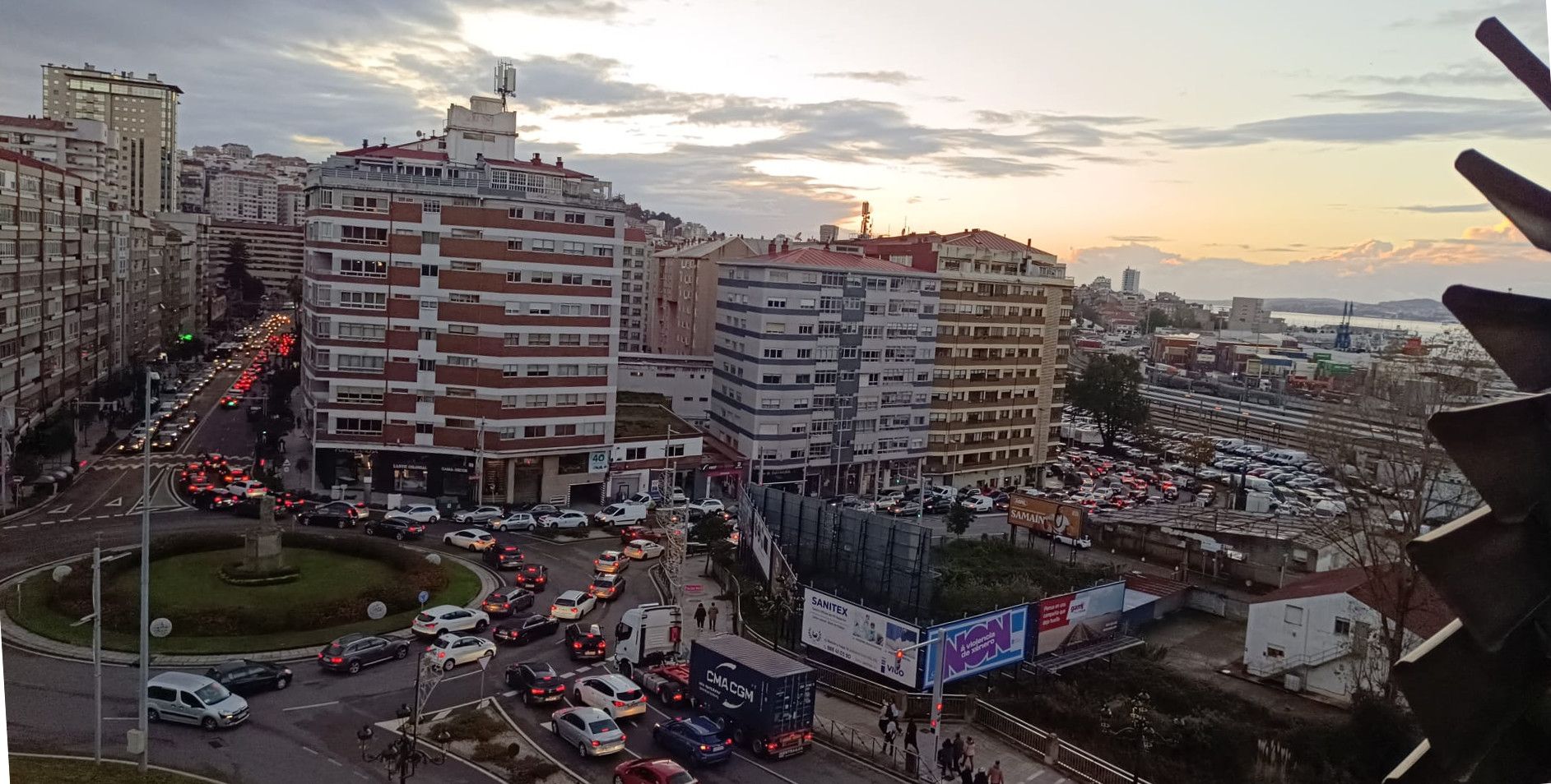 Diciembre comienza en Vigo con atascos por la Navidad