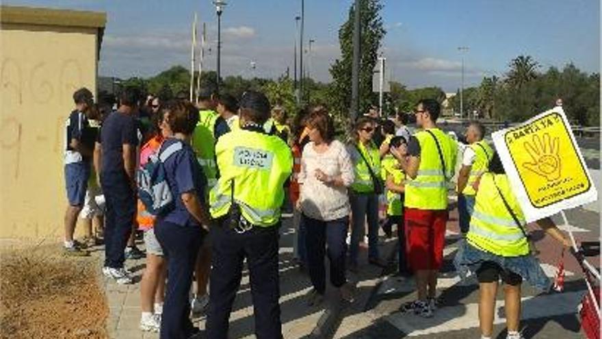 La marcha estaba custodiada por agentes de la policía local de la Pobla de Vallbona.