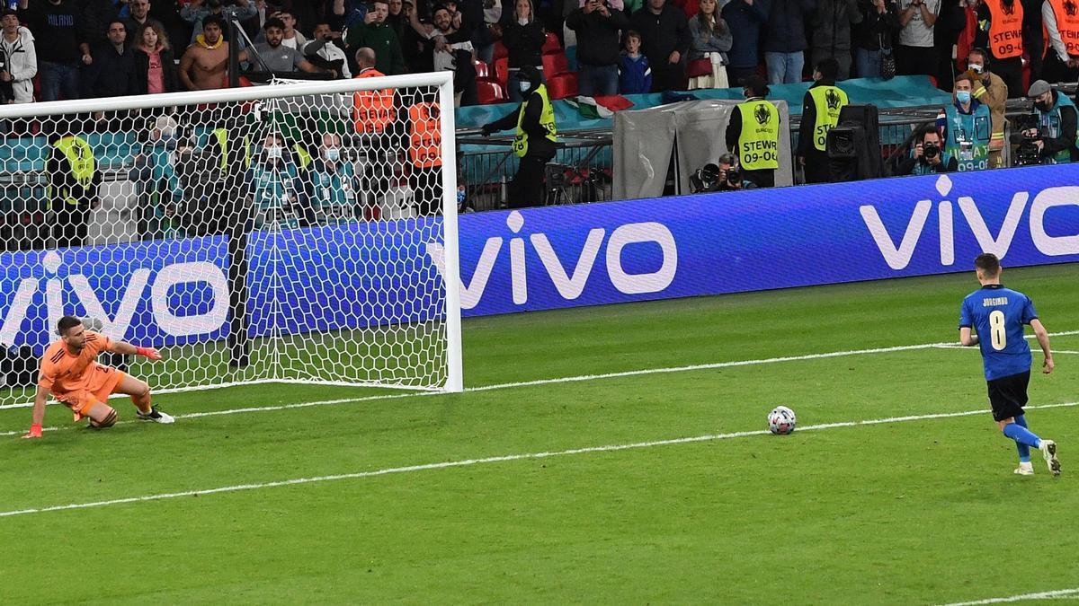 Jorginho engaña a Unai Simón en el lanzamiento del último penalti del España-Italia de la semifinal de la Eurocopa 2020.