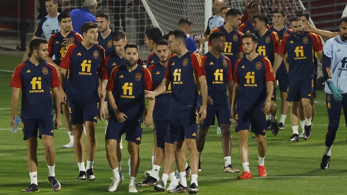 Eric, Alba y Busquets, al frente del grupo de la selección en el primer entrenamiento de Doha.