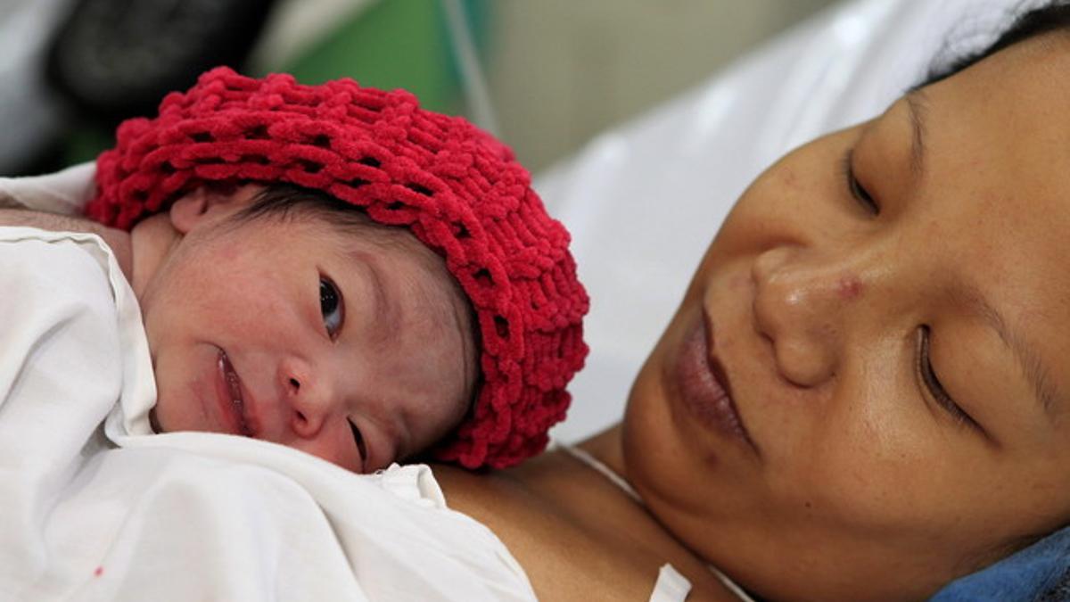 La madre filipina Camille sostiene a su bebé recién nacida Danica Camacho, el simbólico ser humano número 7.000 millones, nacida en Manila.