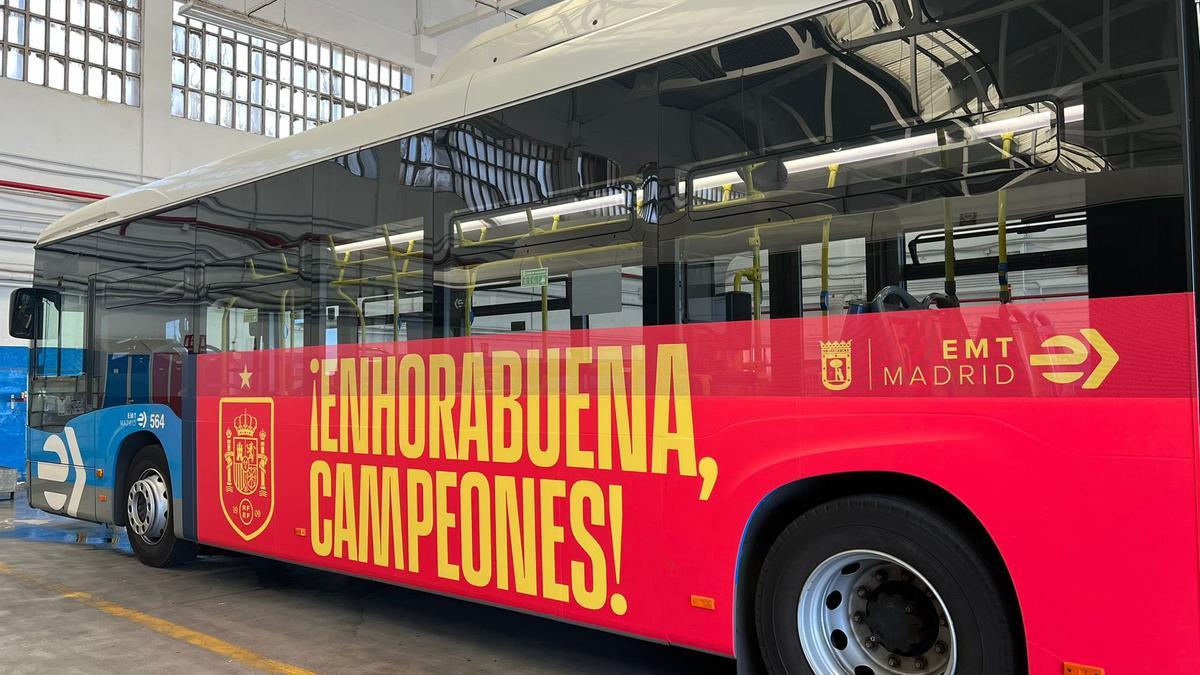 Autobús de la EMT de Madrid vinilado para celebrar la victoria de España en la Eurocopa 2024.