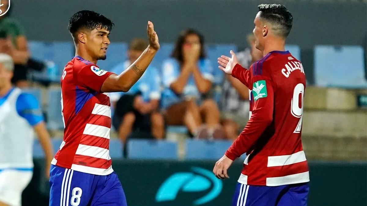 Arezo celebra su gol junto a Callejón