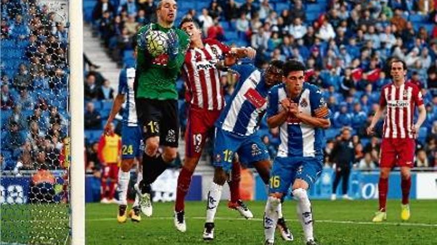 Pau López atrapa la pilota en una jugada d&#039;un Espanyol-Atlètic de Madrid de la temporada passada.