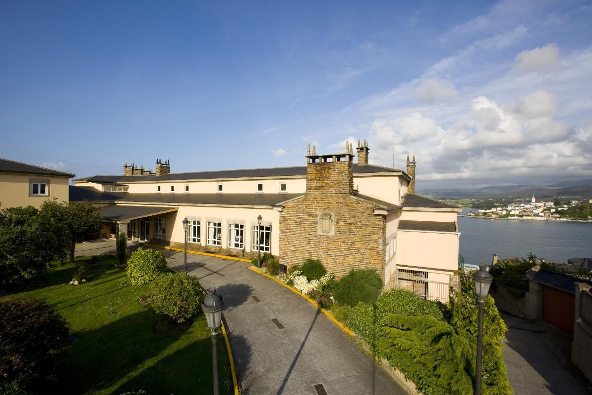 El parador de Ribadeo sigue el estilo de la arquitectura gallega clásica.