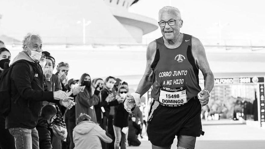 Domingo Mengual, llegando a meta en la última edición del Maratón de València, en 2021