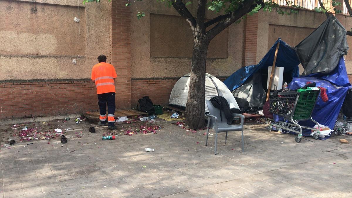 Momento en que un operario trabaja en la calle Beato Gaspar Bono