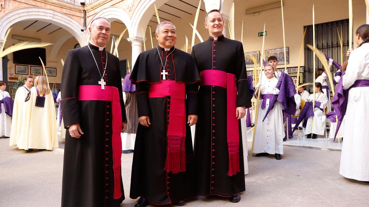 El nuncio del Papa en España, en el centro de la imagen, asiste a las procesiones desde la salida de la Pollinica este Domingo de Ramos