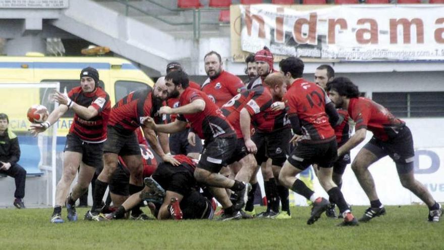 Agustín libera el oval en una melé de un partido anterior del Coreti Rugby Lalín . // Bernabé/Luismy