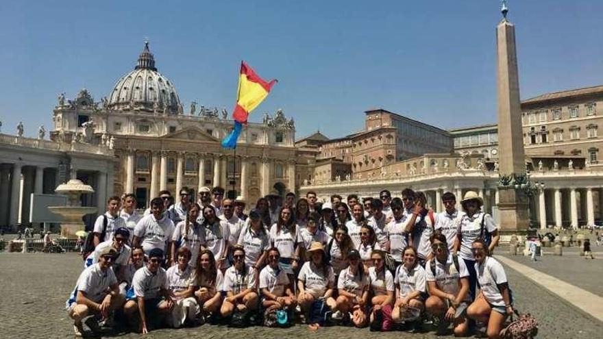 Los jóvenes peregrinos de San Nicolás de Bari, en El Vaticano.