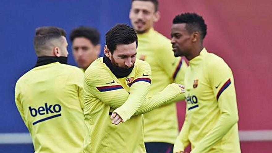 Messi, en primer terme, fent un exercici durant l&#039;entrenament d&#039;ahir del Barça.