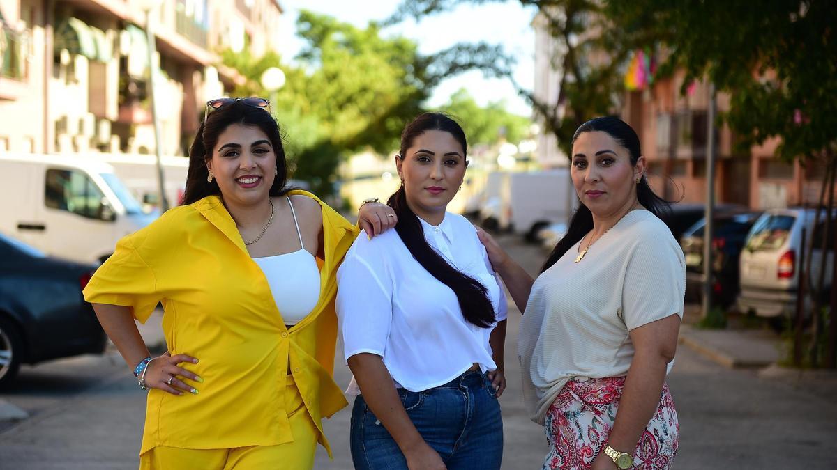 Tres gitanas de una misma familia que rompen clichés en Plasencia.