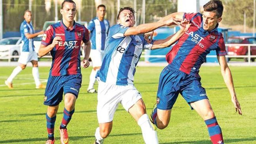 El balearico Fullana pugna con un jugador del Levante en el partido de ayer.