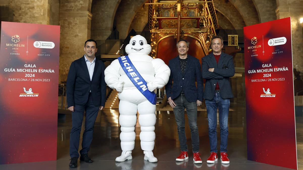Los chefs Paolo Casagrande y los hermanos Sergi y Javier Torres, tras darse a conocer que Barcelona acogerá la gala de presentación de la guía Michelin 2024, en noviembre. 