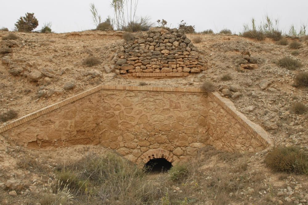 Detalle de los viejos muros de las vías abandonadas, a base de ladrillo. Foto realizada en 2011.