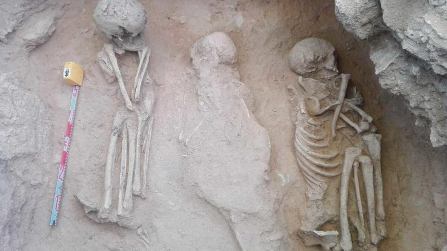 Impactante imagen del enterramiento triple descubierto esta semana por los arqueólogos.