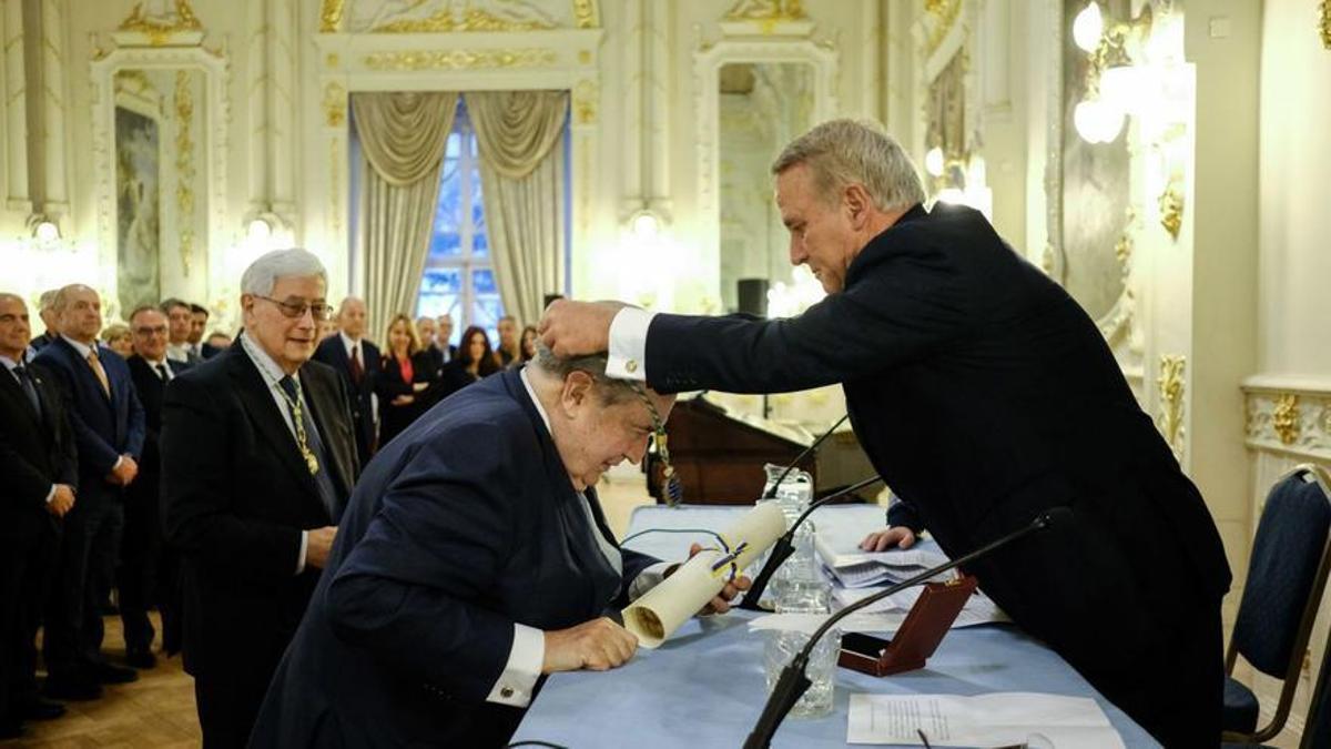 En el centro, Jerónimo Saavedra toma posesión como nuevo académico de la Real Academia de Bellas Artes, bajo la mirada de Guillermo García-Alcalde, a la derecha.