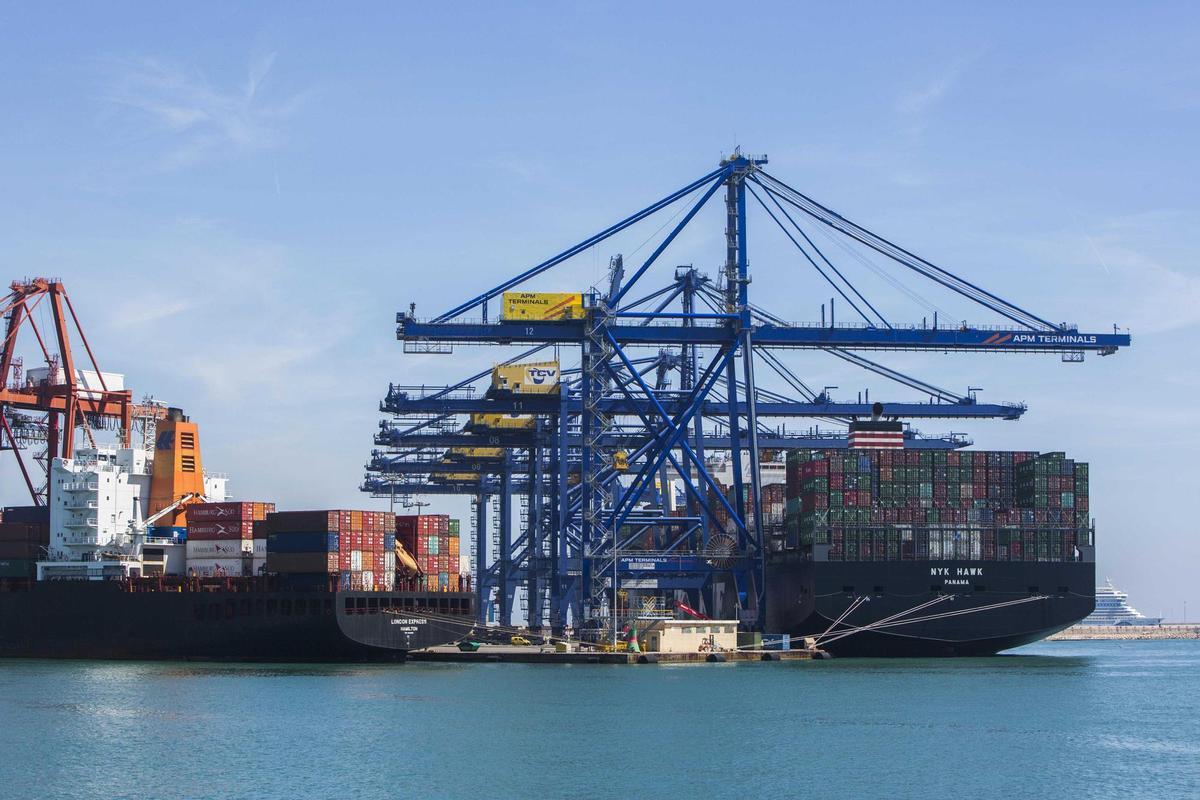 Buque de contenedores en el Puerto de València.