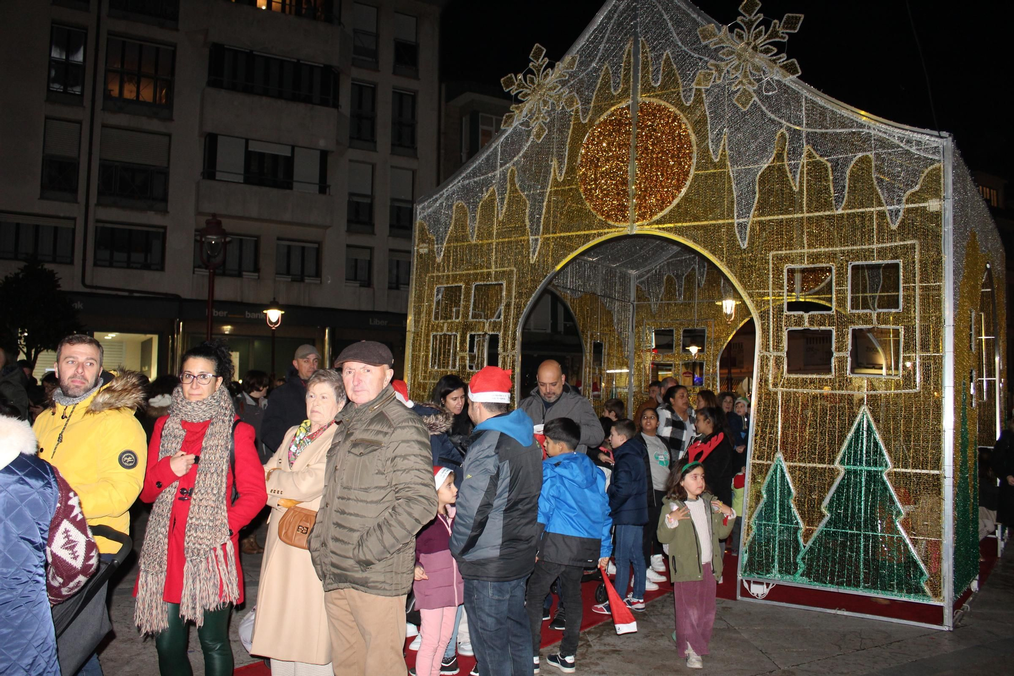 Villaviciosa 'descorcha' la Navidad con un brindis multitudinario