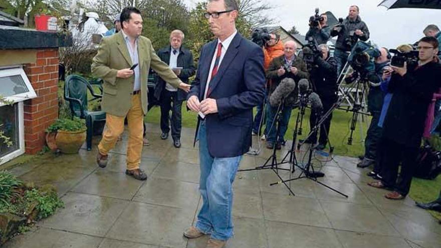 Nigel Evans, ayer, tras la rueda de prensa que ofreció en el jardín de un pub cercano a su domicilio, en Pendleton.  // Reuters