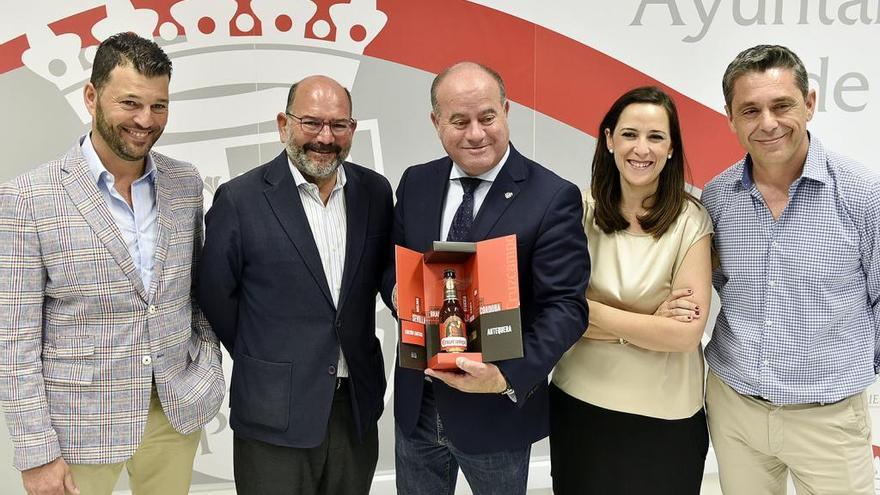 El alcalde de Antequera, Manuel Barón, con un artículo de la campaña de Cruzcampo.