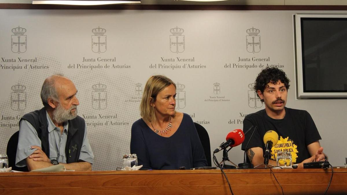 A la izquierda de la foto,  el representante de la Corriente Sindical de Izquierdas (CSI), Morala; diputada de la Junta General y portavoz de Somos Asturias, Covadonga Tomé; representante de la Asociación Moza D’asturies (AMA), Adrián García