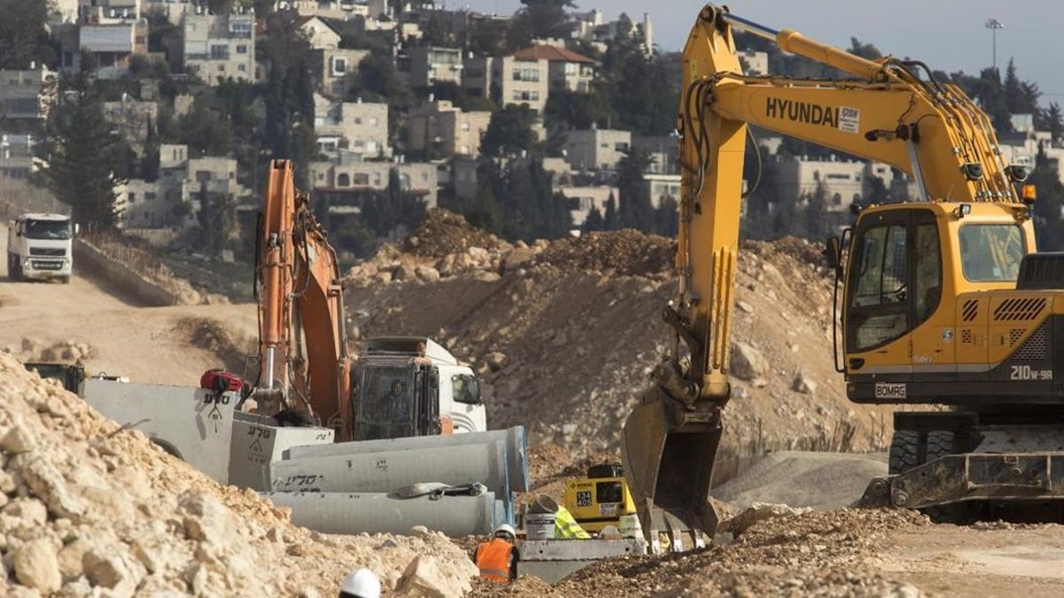 Unas excavadoras trabajan para la construcción de infraestructuras en Ramat Shlomo, en Jerusalén este, el 22 de enero.