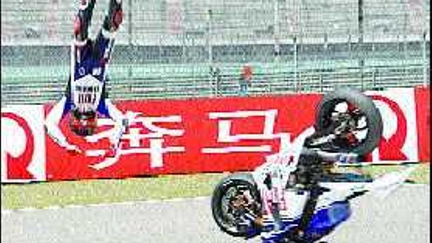 Secuencia del accidente sufrido ayer por Jorge Lorenzo en Shanghai.