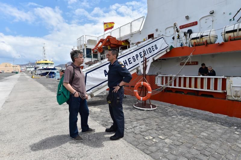 26-05-2018 LAS PALMAS DE GRAN CANARIA. El buque de Investigación Oceanográfica Hespérides entrega las muestra científicas traidas de la Antártida al buque oceanográfico Ángeles Alvariño, en la Base Naval de Las Palmas. Fotógrafo: ANDRES CRUZ  | 26/05/2018 | Fotógrafo: Andrés Cruz