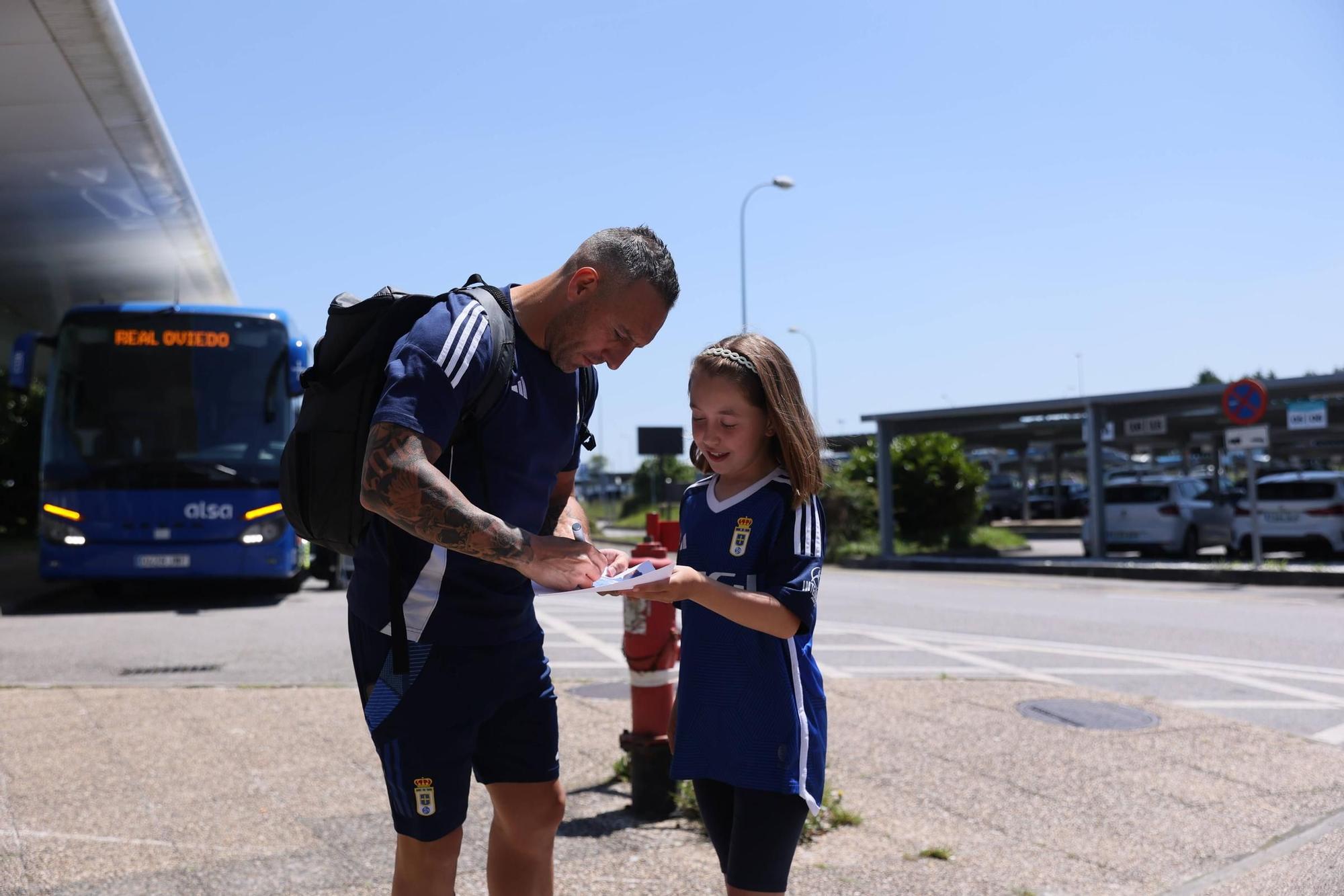 En imágenes: así fue la despedida de la afición azul al Real Oviedo en el Aeropuerto de Asturias