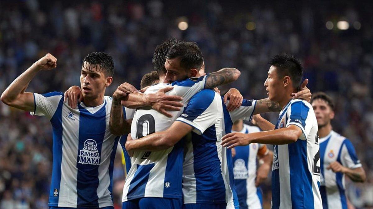 Jugadores del Espanyol abrazándose tras marcar un gol