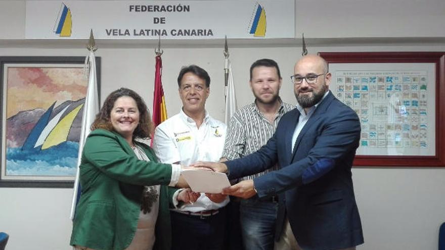 Eulalia Guerra, Bernardo Salom, Heriberto Dávila y Aridany Romero, en el momento de la firma.