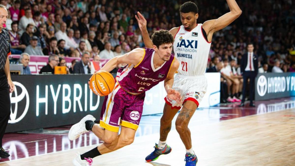 Oriol Paulí in front of Derrick Alsotn JR