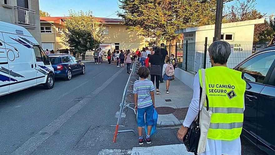 Doce voluntarios vigilan las filas en los &quot;coles&quot; de Nigrán