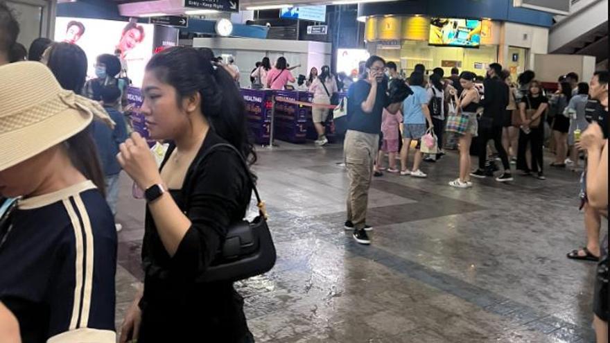 Un menor de 14 años mata a tres personas en un tiroteo en un centro comercial de la capital de Tailandia