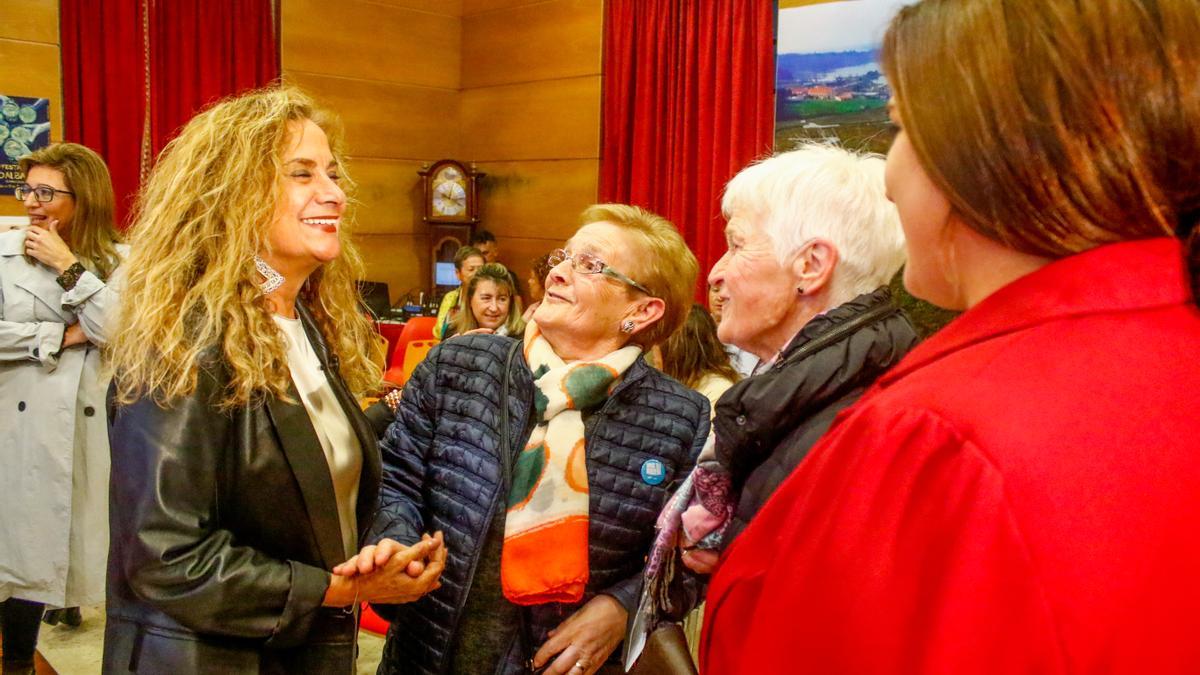 Carmela Silva saúda a Carmen Domínguez e Pepita Abelleira, premiadas por Mulleres Salgadas