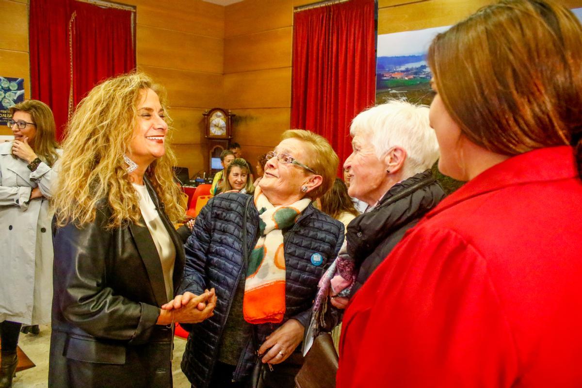 Carmela Silva saúda a Carmen Domínguez e Pepita Abelleira, premiadas por Mulleres Salgadas