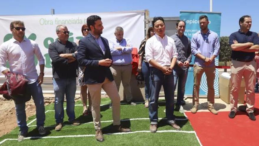 El alcalde y otros representantes municipales, durante la intervención de Manuel Chang.