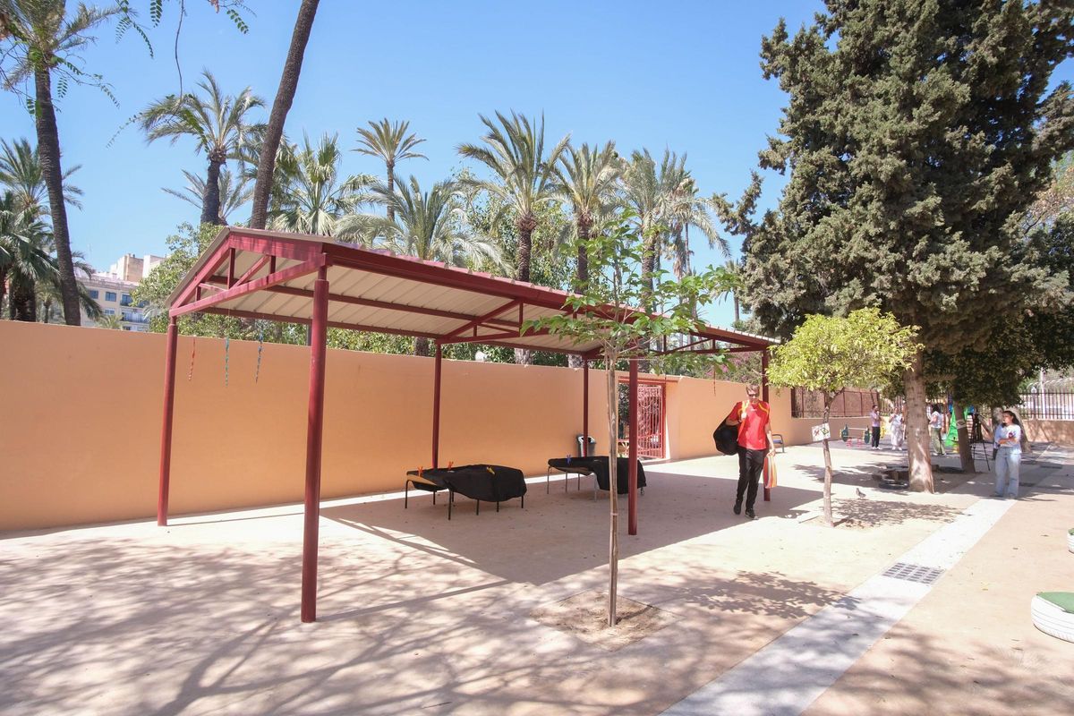 Las pérgolas bioclimáticas no están siendo tan efectivas como se esperaba porque el techo metálico calienta la superficie, en la imagen la instalada en el CEIP Candalix