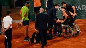 Nadal passa a la final de Roland Garros per la retirada de Zverev després de torçar-se el turmell dret