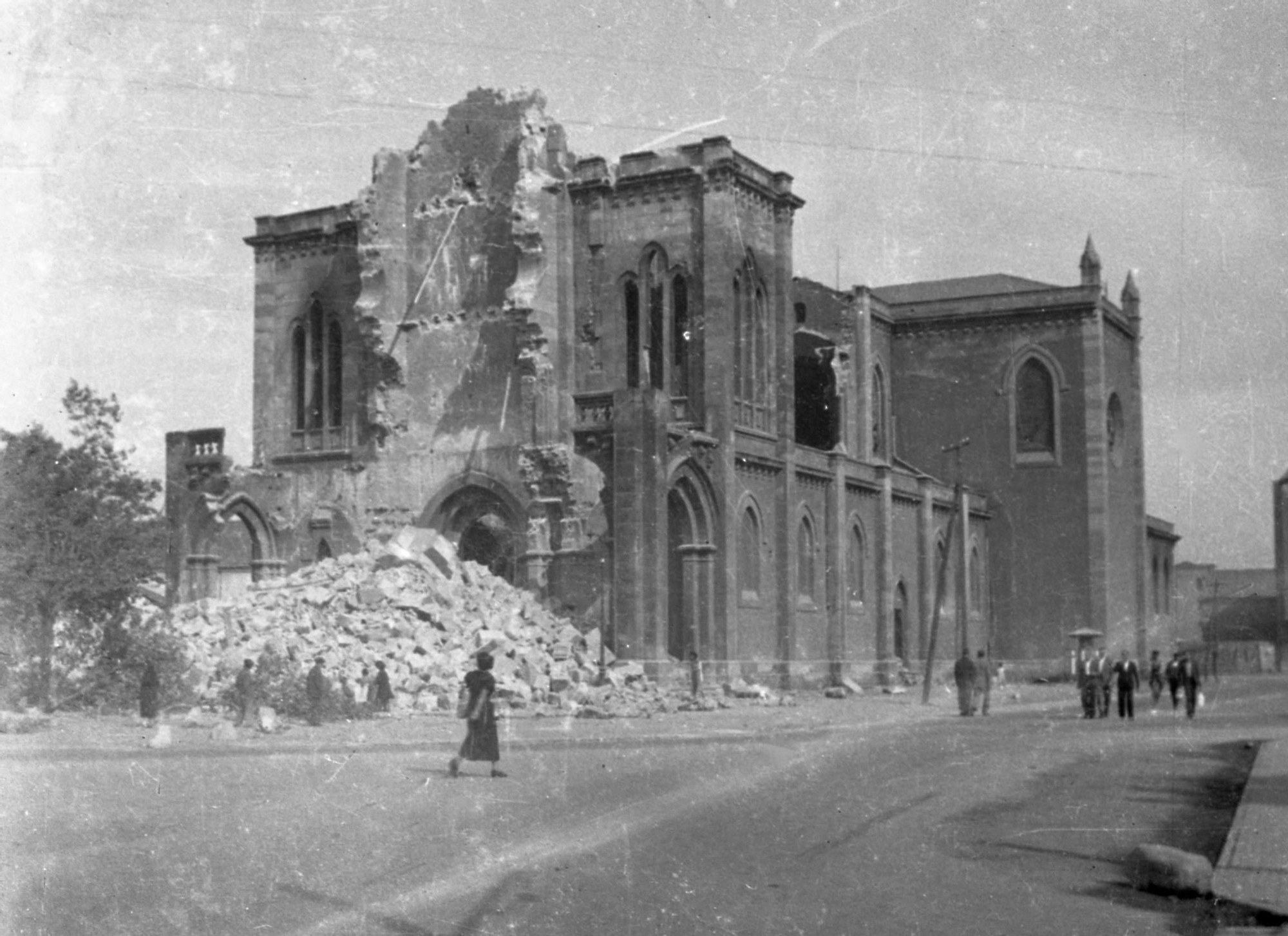 La iglesia de San José destruida durante la Guerra Civil. Gijón/Xixón, 1937. Col. Muséu del Pueblu d’Asturies