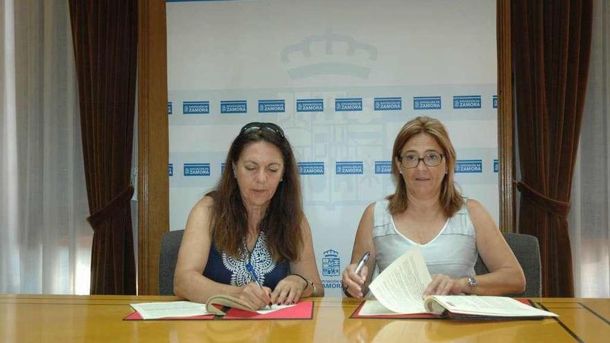 Mª Josefa Fuente, alcaldesa de Santa María y Maite Martín, presidenta de la Diputación, firmando el convenio.