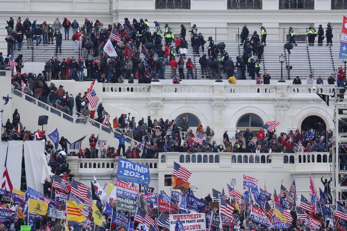 (19/24) (FILE) - Pro-Trump protesters occupy the grounds of the West Front of the US Capitol, including the inaugural stage and viewing stands, in Washington, DC, USA, 06 January 2021 (reissued 03 January 2021). Following the November 2020 US presidential election, a tone set by supporters of defeated US President Donald Trump escalated further. Trump, who was refusing to concede the victory of Joe Biden, claiming voter fraud and rigged elections, told supporters and white nationalist extreme-right group Proud Boys to respectively ’Stop the Steal’ and to ’stand back and stand by’. His social media accounts were suspended and the alt-right platform Parler gained in user numbers. On 06 January 2021, incumbent US vice president Pence was due to certify the Electoral College votes before Congress, the last step in the process before President-elect Biden was to be sworn in. In the morning, pro-Trump protesters had gathered for the so-called Save America March. Soon after Trump finished his speech at the Ellipse, the crowd marched to the Capitol. The attack had begun. Rioters broke into the Capitol building where the joint Congress session was being held. Lawmakers barricaded themselves inside the chambers and donned tear gas masks while rioters vandalized the building, some even occupying offices such as House Speaker Pelosi’s. Eventually in the evening the building was cleared from insurrectionists, and the Congress chambers reconvened their session, confirming Joe Biden as the winner of the 2020 US presidential election. In the aftermath, more than 600 people were charged with federal crimes in connection to the insurgency, and close Trump aides such as Steve Bannon, Mark Meadows and Roger Stone were subpoenaed by the House select committee investigating the attack. Trump himself was acquitted by the Senate in his second impeachment trial, this time for inciting an insurrection. (Elecciones, Atentado, Protestas, Estados Unidos) EFE/EPA/MICHAEL REYNOLDS ATTEN